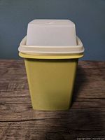 Closed pickle keeper showing exterior color and lid