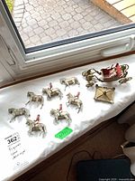 Full set laid out: carriage, six horses, base