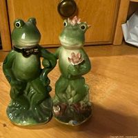 Front view of both ceramic frog shakers