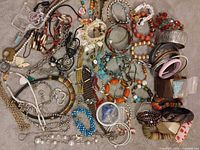 Overview of necklaces, bracelets, bangles