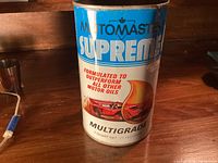 Front of Motomaster Supreme oil can showing branding and graphics