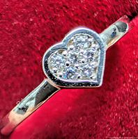 Heart toe ring front view showing stones and band