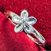 Overall view of 10K gold toe ring showing flower design and band