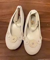 top view of white toddler sandals showing flower appliqués