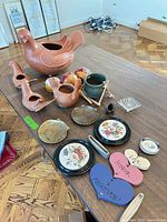 Overview of all decorative items on table