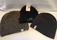 Overview of three beanies: brown, black Mossy Oak, grey Burton