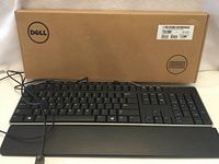 Boxed Dell KB522 keyboard front view with keyboard and wrist rest displayed