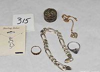 Overview of all items in lot on table