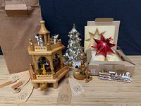Complete lot with pyramid, ceramic tree, star, train and figures