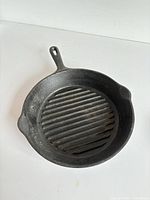 Top view showing ridged cooking surface, handle and pour spouts
