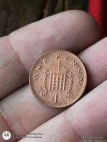 Reverse of 1996 UK one penny coin showing portcullis and value