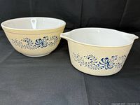 Both Pyrex Homestead bowls side by side