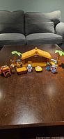 Entire lot including stable, figures and accessories on table