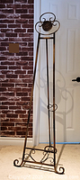 Full view of bronze-tone metal easel