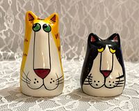 front view of both ceramic cat shakers