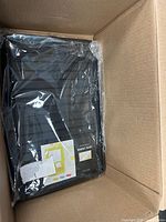 Box overview with black ribbed tray