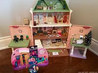 Overall lot: dollhouse open, Polly Pocket playset and accessories displayed