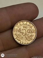 Reverse side of 1922 Canadian 5-cent coin showing denomination, maple leaves, date