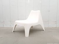Front-left view of white plastic lounge chair