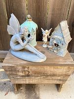 Overall lot on wood bench