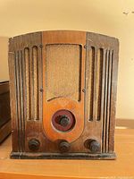 Front view of RCA wooden tombstone radio