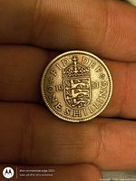 Reverse of 1953 one shilling coin showing crowned English shield and date