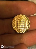 Reverse of 1963 threepence showing iron-gate design and denomination