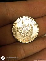 Reverse with Republica de Cuba coat of arms, date 1998, denomination un Peso, 12-sided edging visible