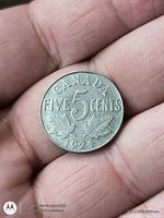 Reverse of 1924 Canada 5 cent coin showing denomination and maple leaves