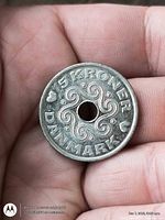 Obverse of 2002 Denmark 5 kroner coin with spiral pattern, hearts, denomination and country