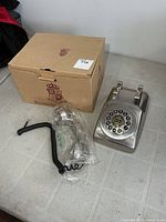 Phone body, handset in plastic, original box