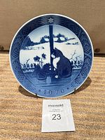 Front view of Royal Copenhagen 1970 Julerose og Kat porcelain plate
