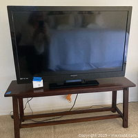 Magnavox 42" TV on wood bench stand
