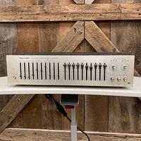 Front view of Realistic 31-2000A equalizer on table