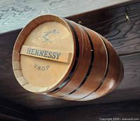 End view showing Hennessy crest, raised name slat and V.S.O.P text