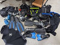Overview of fins, wetsuit tops, bags, mask