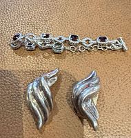 Bracelet and wave clip-on earrings overview