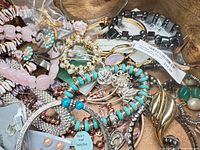 overview of jewellery pieces inside box