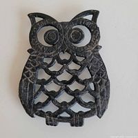 Front view of cast iron owl trivet