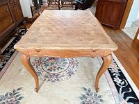 Table top parquetry pattern and legs detail