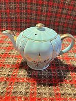 Front view showing shape, colour, motif and spout