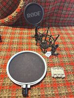 RØDE pop filter on gooseneck, shock mount, round pop filter, guitar pitch pipe