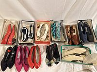 Overview of eight boxed pairs of women’s shoes