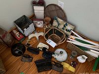 Overview of mixed décor items on the floor