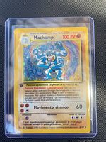 Vista frontale della carta Machamp in custodia rigida