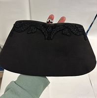 Front view showing bead design on clutch