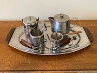 Full set displayed on tray