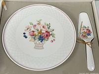 Plate and server in box showing pattern and size