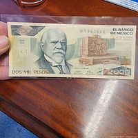 Obverse of 2000 pesos note showing portrait and denomination