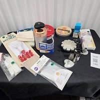Overview of all baking and decorating tools on table